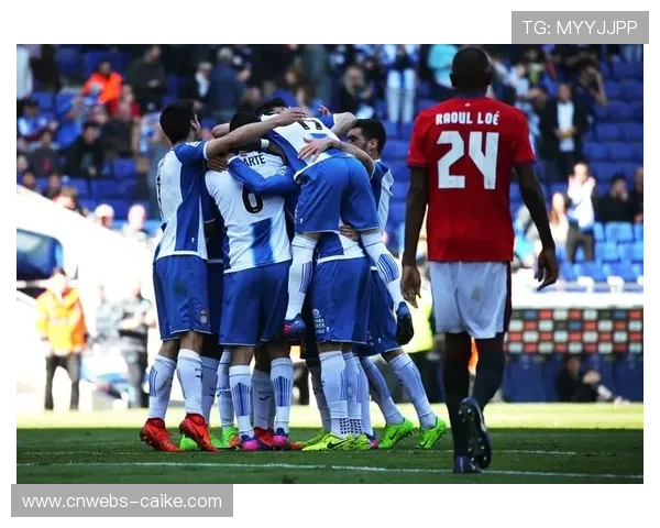 终场哨响,得知另一赛场保级对手取胜后,巴拉多利德主帅掩面长叹。 终场哨响,得知另一赛场保级对手取胜后,巴拉多利德主帅掩面长叹。