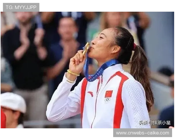 组委会准备香蕉里有蚂蚁，郑钦文无语提醒裁判：我要扔掉它