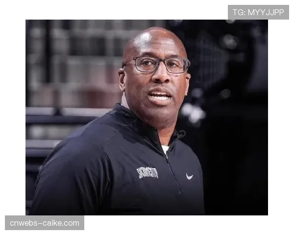 官方：迈克·布朗当选NBA三月份最佳教练