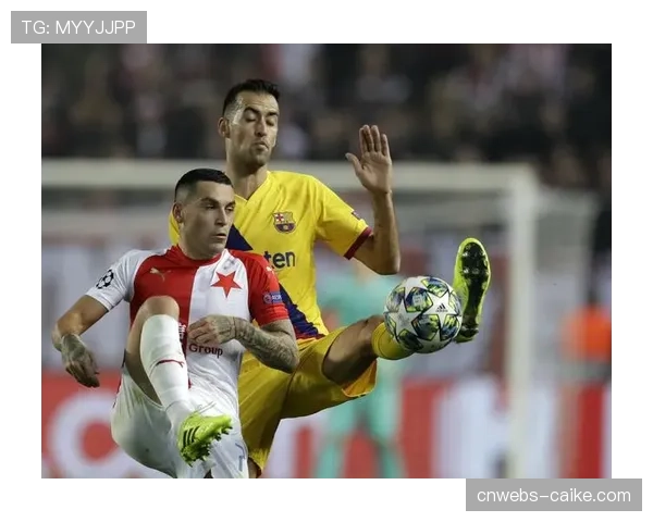 特写：老将布斯克茨在更衣室白板上讲解压迫时机